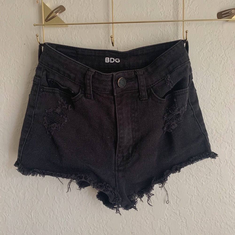 cheeky black distressed jean shorts 🖤🖤